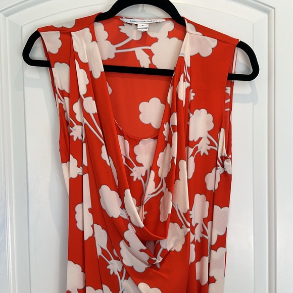 Diane Von Furstenberg DVF Coral Floral Dress with belt. - Picture 3 of 7